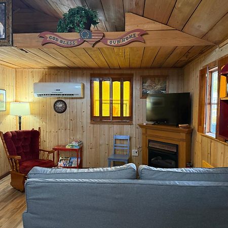 Cozy Cabin Walking Distance To Parkway! Pigeon Forge Bagian luar foto