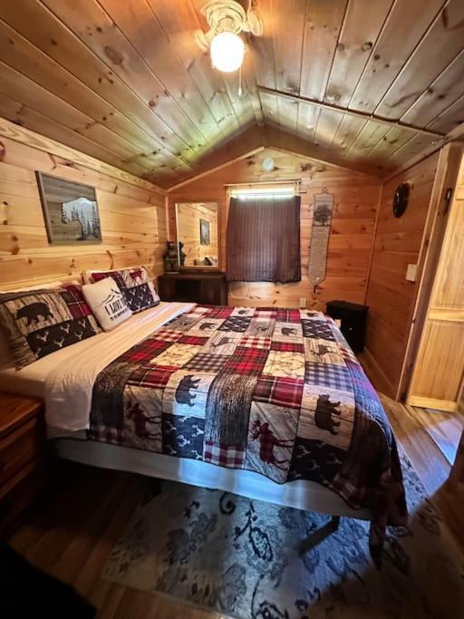 Cozy Cabin Walking Distance To Parkway! Pigeon Forge Bagian luar foto
