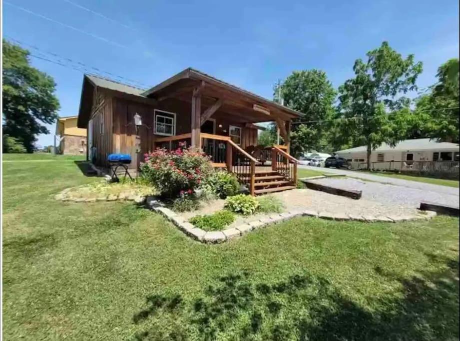 Cozy Cabin Walking Distance To Parkway! Pigeon Forge Bagian luar foto
