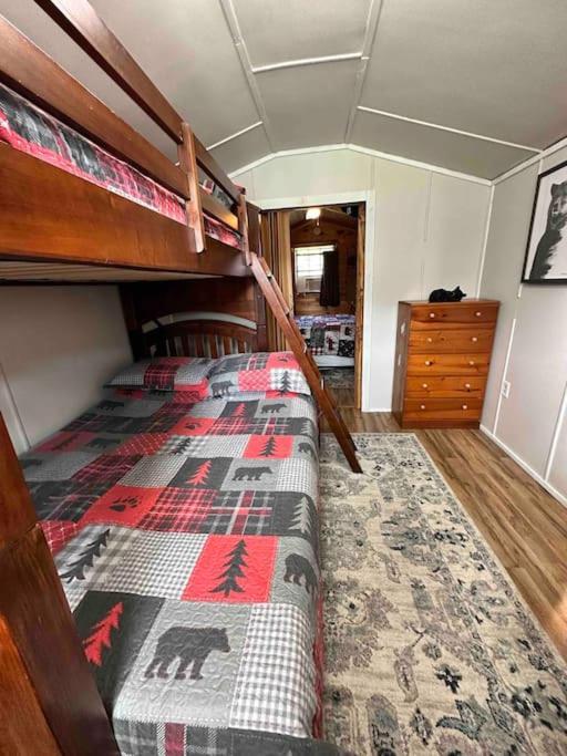 Cozy Cabin Walking Distance To Parkway! Pigeon Forge Bagian luar foto
