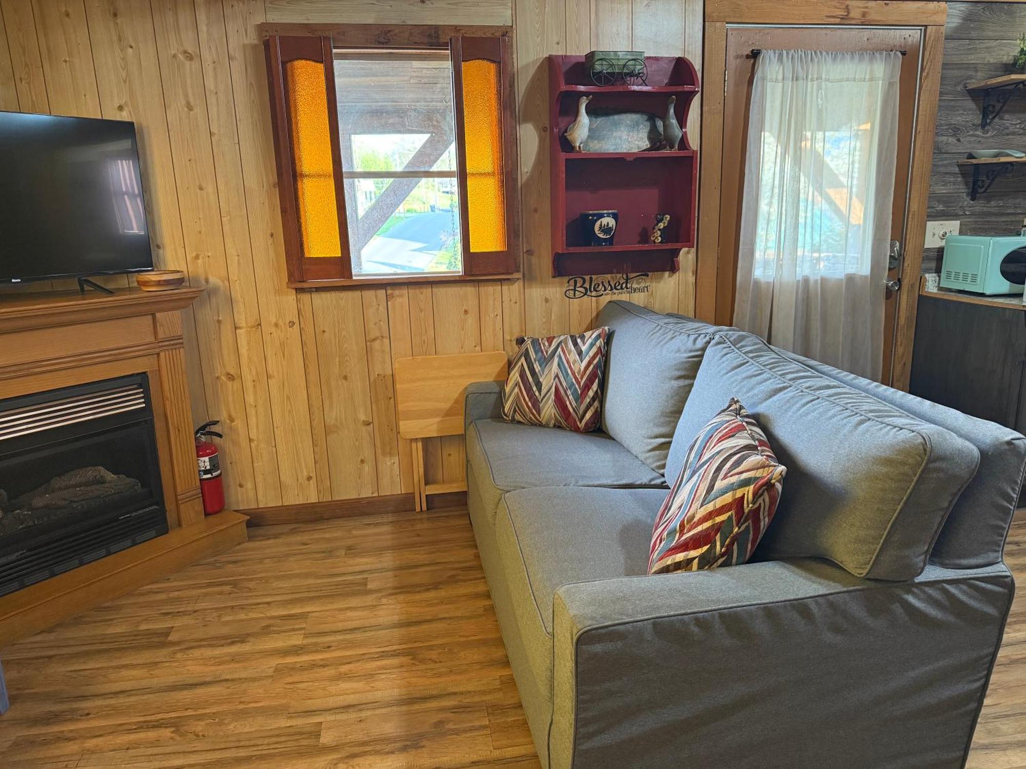 Cozy Cabin Walking Distance To Parkway! Pigeon Forge Bagian luar foto