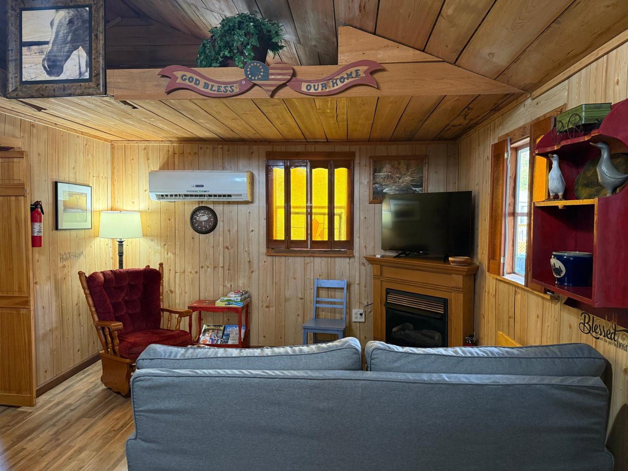 Cozy Cabin Walking Distance To Parkway! Pigeon Forge Bagian luar foto
